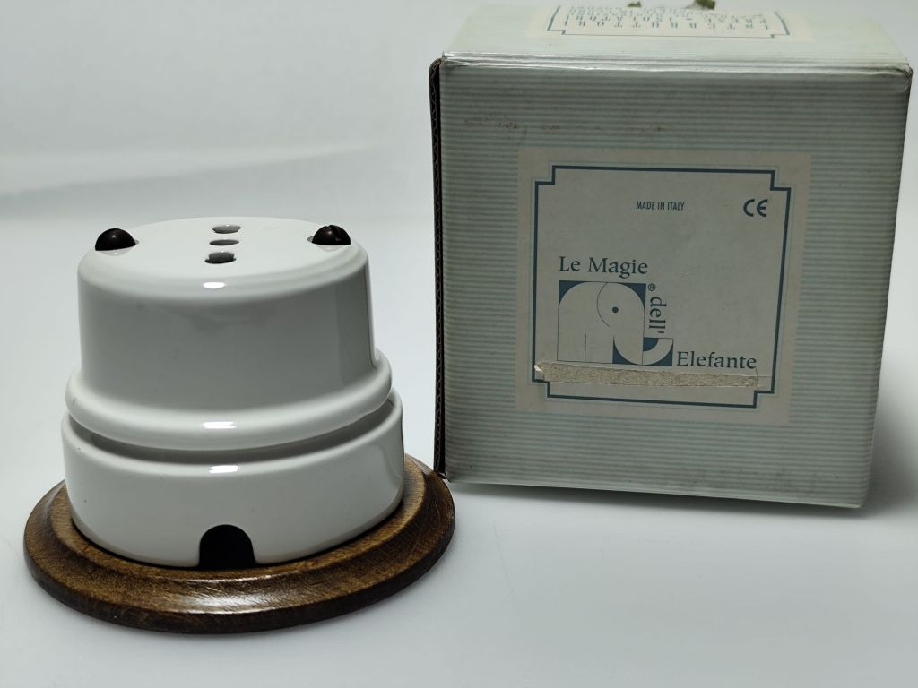 LE MAGIE DELL'ELEFANTE PRESA 10-16 AT DA PARETE IN PORCELLANA DI COLORE BIANCO COMPLETA DI BASETTA  COD LL25